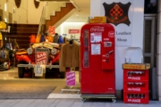 元町・革専科ヒロキとコカコーラの自動販売機