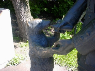 クマのウィニーの銅像