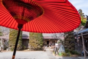 竹寺・客殿前の風情ある赤い和傘