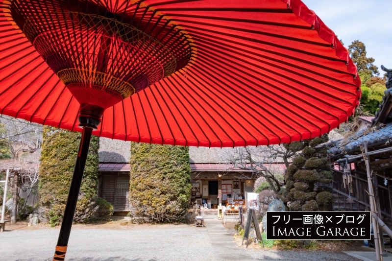 竹寺・客殿前の風情ある赤い和傘のフリー写真素材（無料画像）