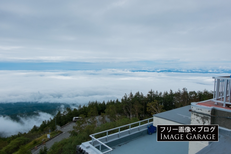 雲に挟まれた富士山・富士宮口五合目のフリー写真素材（無料画像）