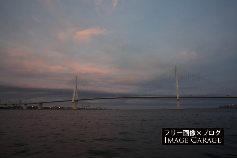 海上から眺めた鶴見つばさ橋のフリー写真素材（無料画像）