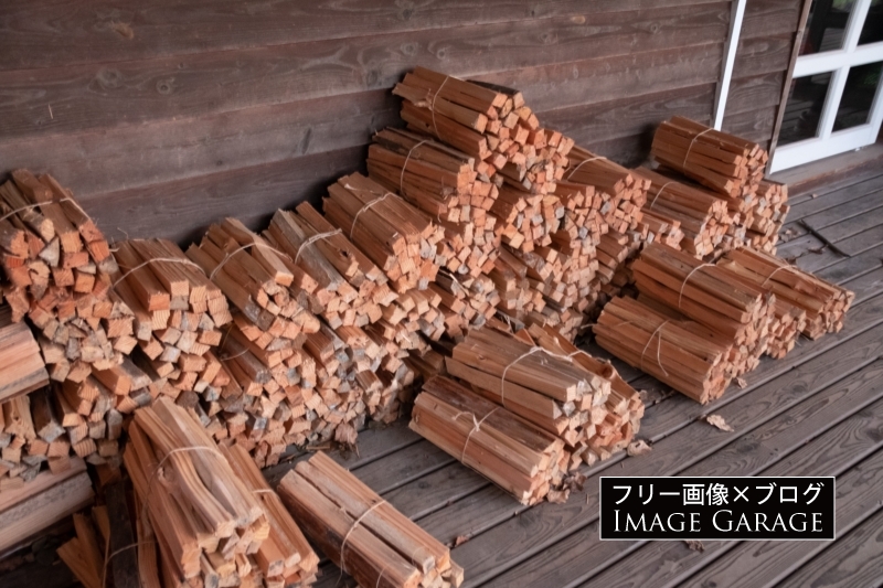 キャンプ場で売られているたき火用の薪のフリー写真素材（無料画像）