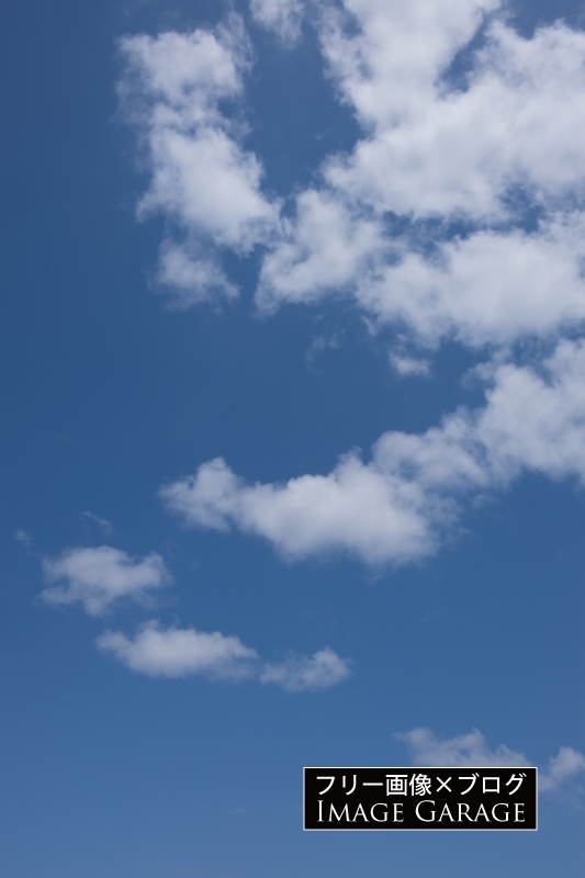 青空と白い雲（縦）のフリー写真素材（無料画像）