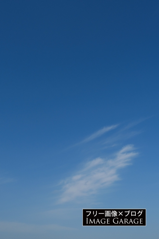 少し雲がある青空（縦）のフリー写真素材（無料画像）