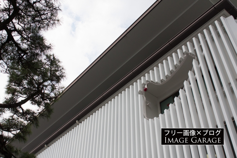 豊島屋本店の壁面のくりぬかれた鳩のフリー写真素材（無料画像）
