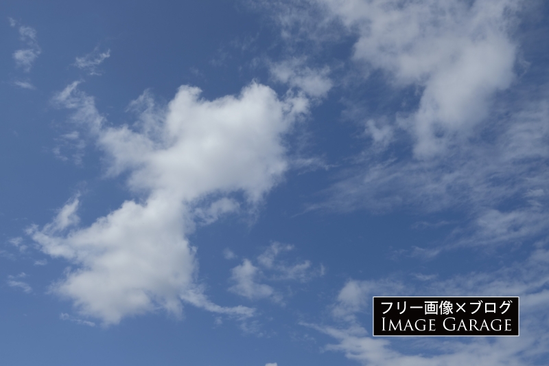 白い雲のある青空のフリー写真素材（無料画像）