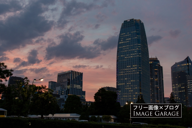 夕焼けと東京のビル・愛宕グリーンヒルズMORIタワーのフリー写真素材（無料画像）
