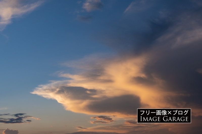 夕暮れ時の光を浴びた空と雲のフリー写真素材（無料画像）