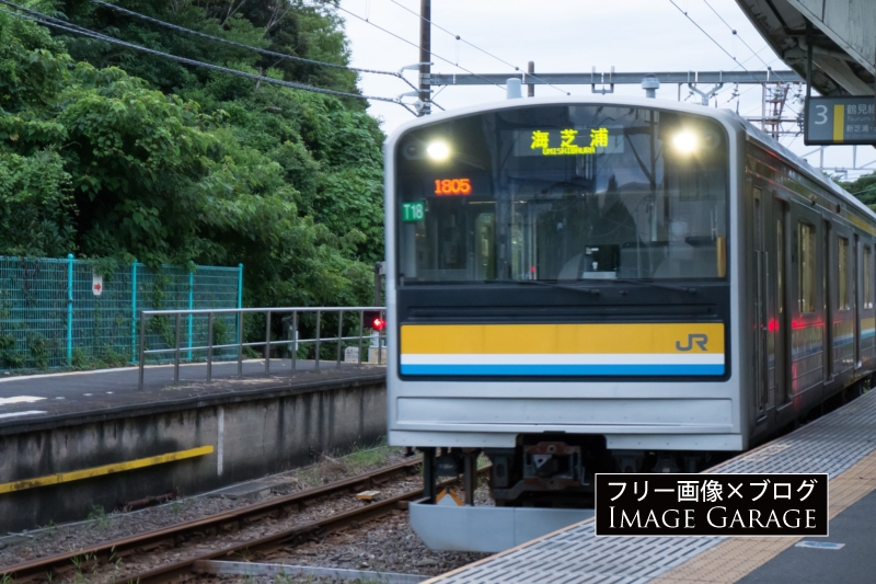 JR鶴見線・海芝浦駅行き電車（205系1100番台）のフリー写真素材（無料画像）