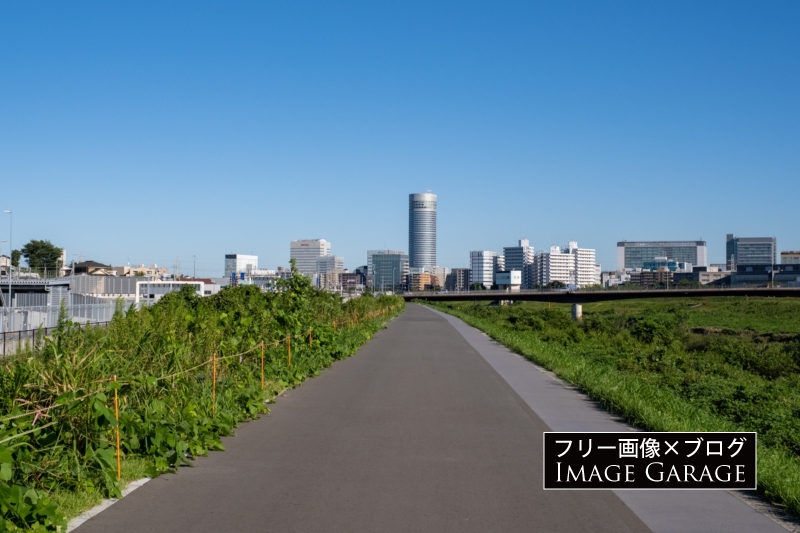 鶴見川サイクリングコースと新横浜の街のフリー写真素材（無料画像）