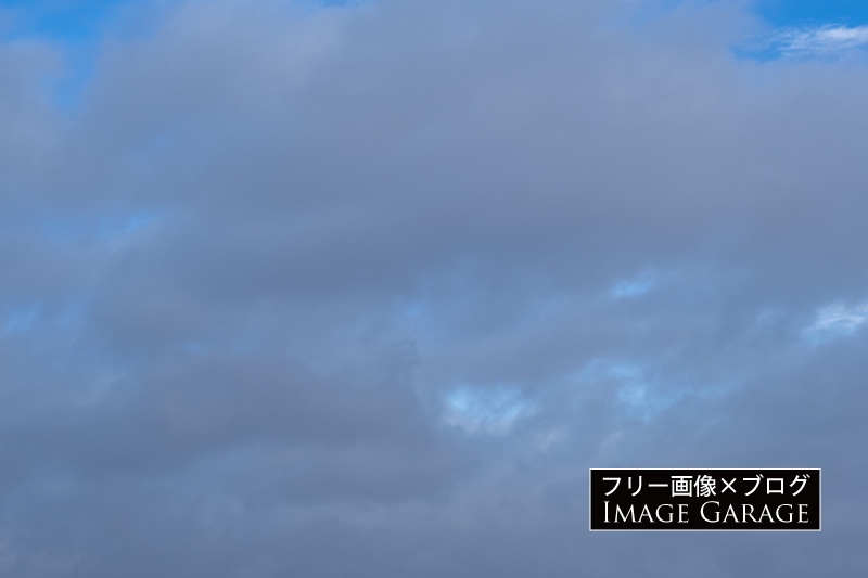 青空が少し見える雲り空のフリー写真素材（無料画像）