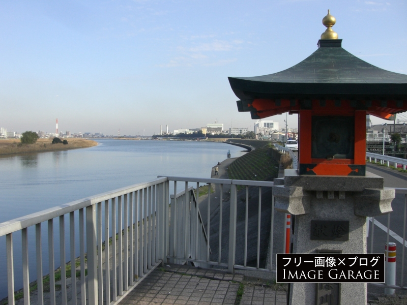 六郷橋の川崎大師の灯籠のフリー写真素材（無料画像）