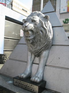 新宿のライオン像・みらいおん（旧シルバーカラー）
