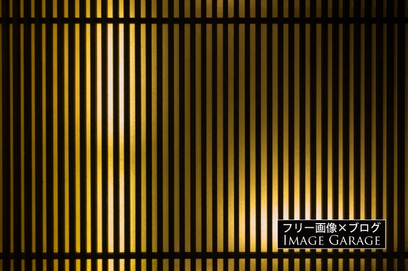 お洒落な和の格子窓のフリー写真素材（無料画像）