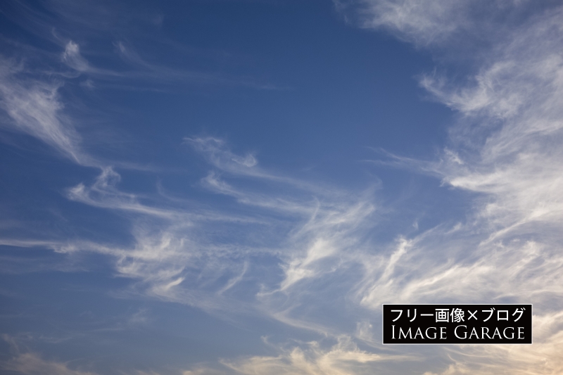 スジ状の雲が散らばっている青空のフリー写真素材（無料画像）