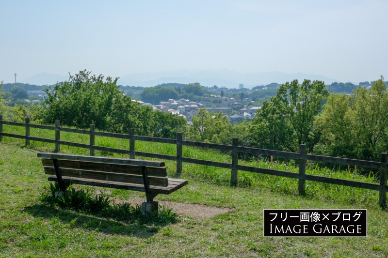 小山田緑地のみはらし広場のベンチのフリー写真素材（無料画像）