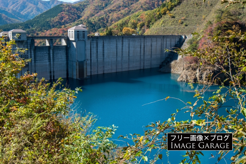 青い湖面が美しい奥四万湖と四万ダムのフリー写真素材（無料画像）