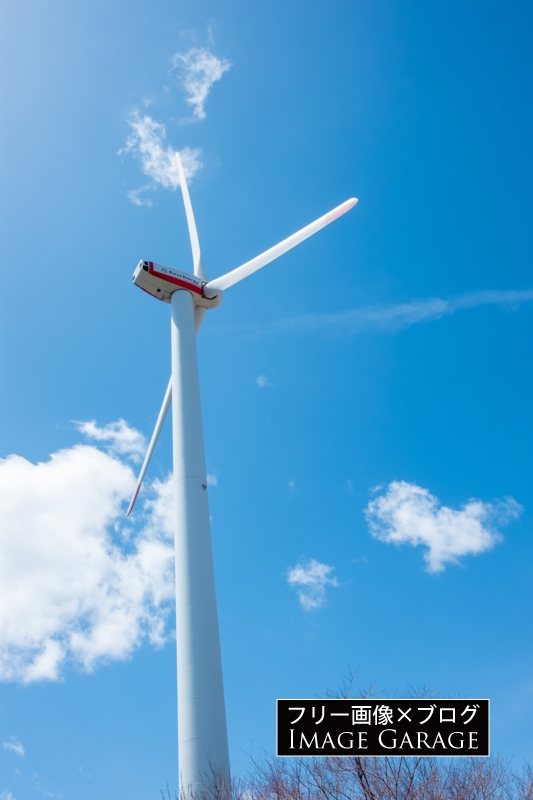 風力発電の風車のフリー写真素材（無料画像）