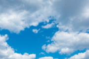 雲に囲まれている青空