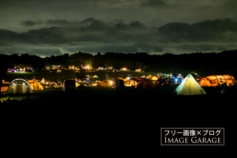 宝石のように輝く夜のキャンプ場のフリー写真素材（無料画像）