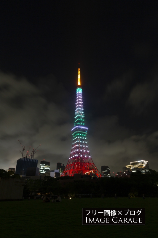 東京タワー（緑色・8月山色）のフリー写真素材（無料画像）
