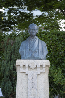 小栗上野介の銅像（縦）