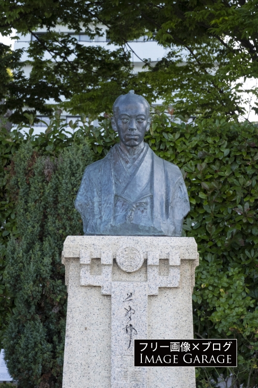 小栗上野介の銅像（縦）のフリー写真素材（無料画像）