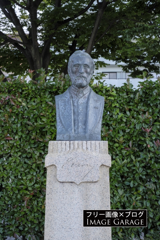 レオンス・ヴェルニーの銅像（縦）のフリー写真素材（無料画像）