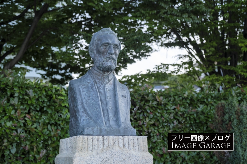 レオンス・ヴェルニーの銅像のフリー写真素材（無料画像）
