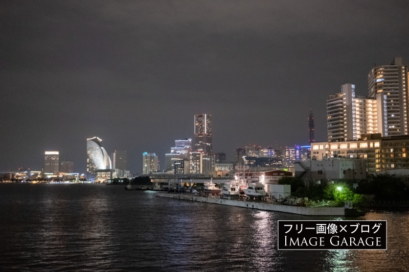 瑞穂ふ頭付近からの横浜の夜景のフリー写真素材（無料画像）