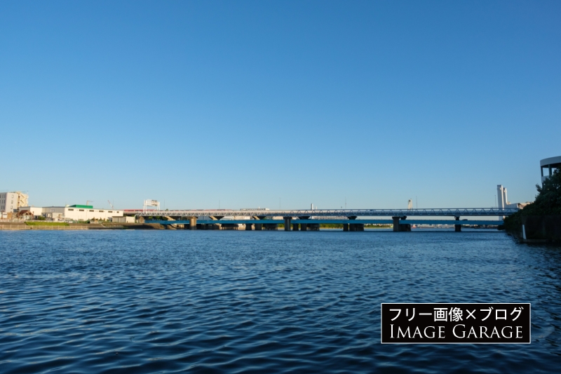 鶴見川河口の鶴見大橋や臨海高速鶴見川橋のフリー写真素材（無料画像）