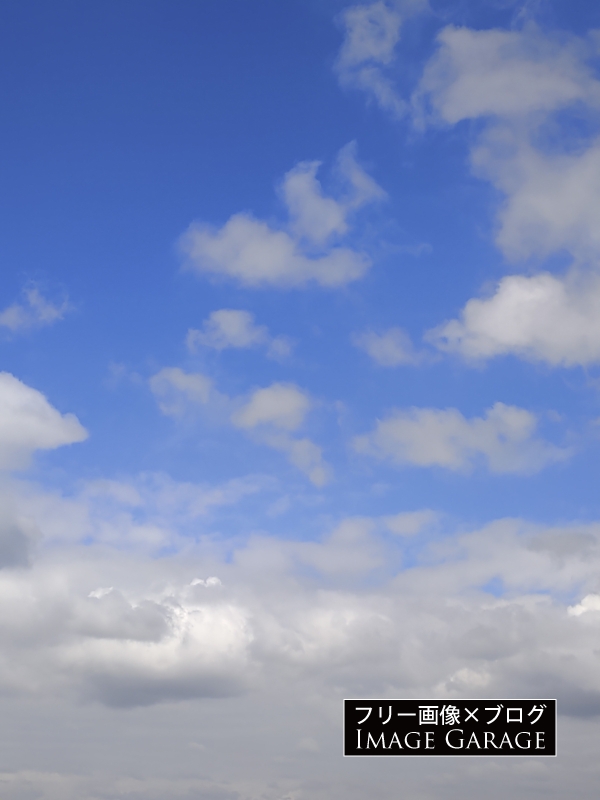 曇りと晴れの対比がある空のフリー写真素材（無料画像）