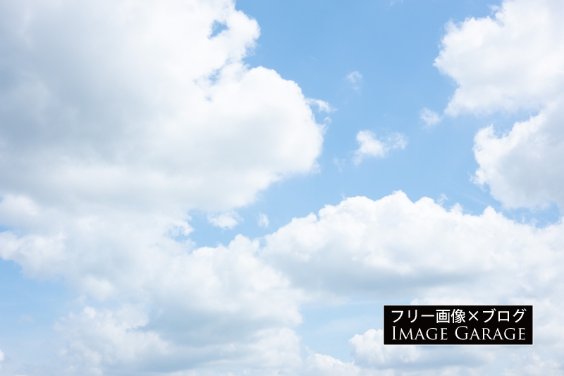雲の多い青空のフリー写真素材（無料画像）