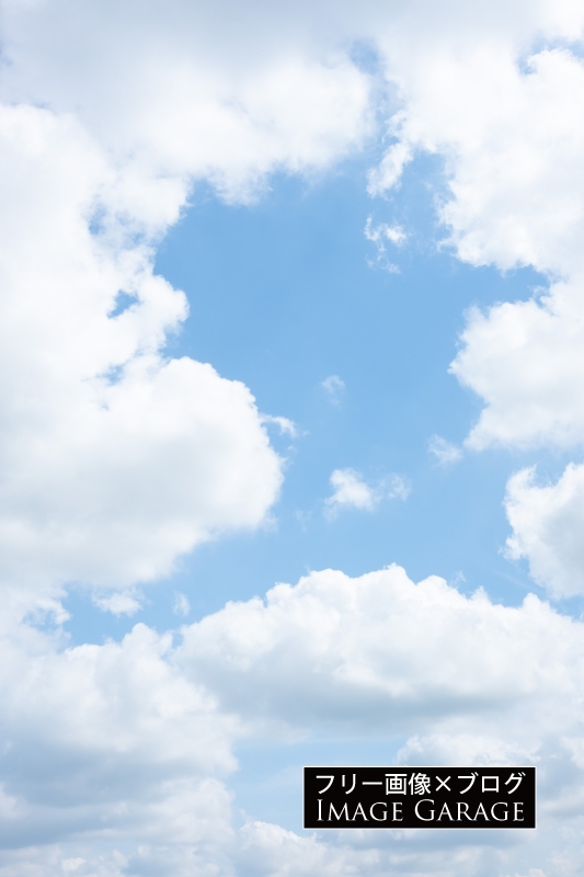 雲の多い青空（縦）のフリー写真素材（無料画像）