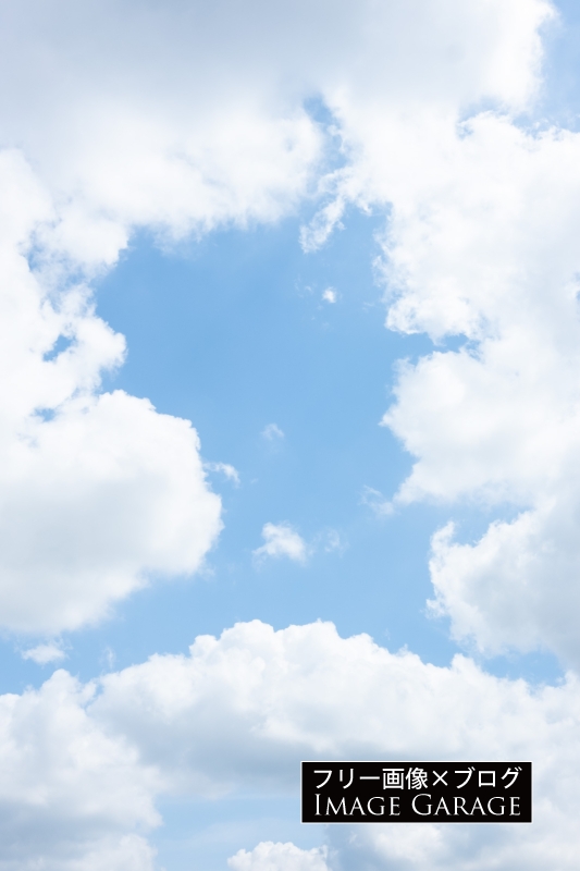 雲の合間の青空（縦）のフリー写真素材（無料画像）