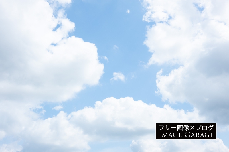 雲の合間の青空のフリー写真素材（無料画像）