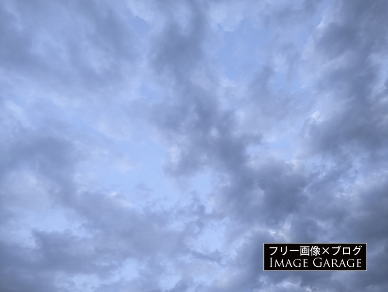 暗めの雲のある青空のフリー写真素材（無料画像）