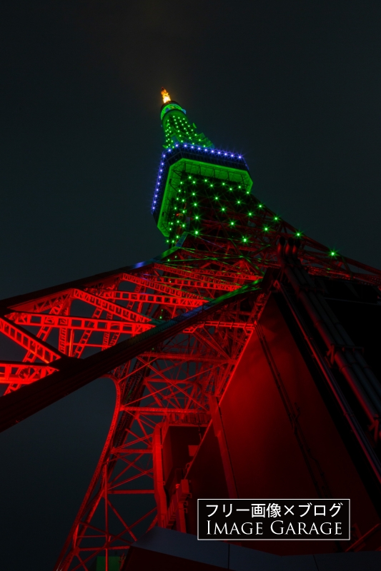 緑と赤の対比が美しい東京タワーのフリー写真素材（無料画像）