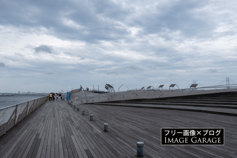 横浜港大さん橋のウッドデッキのフリー写真素材（無料画像）