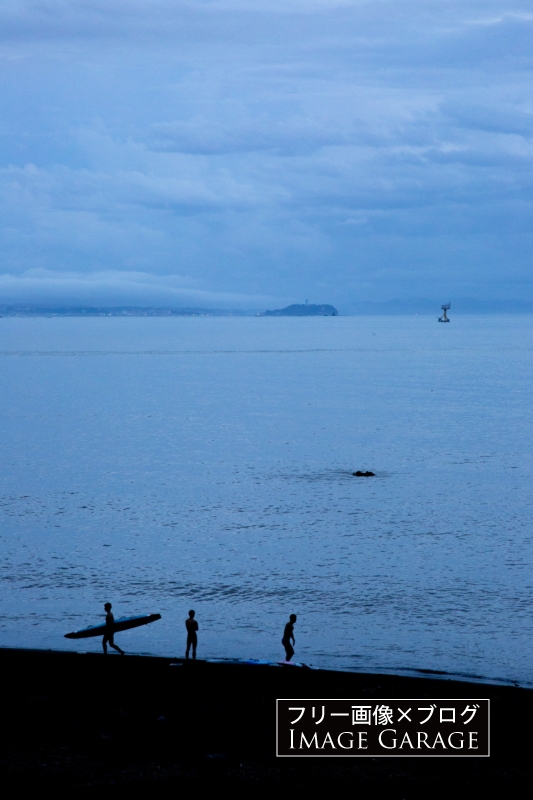 サーファーが佇む大磯北浜海岸のフリー写真素材（無料画像）