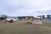 キャンプ場のテント（渚園）
