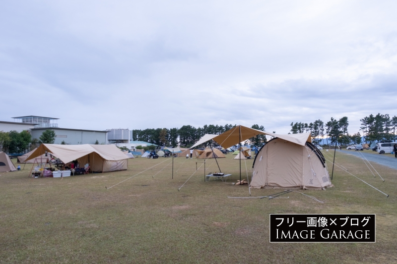 キャンプ場のテント（渚園）のフリー写真素材（無料画像）