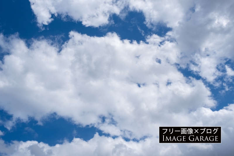 青空を覆う白い雲のフリー写真素材（無料画像）