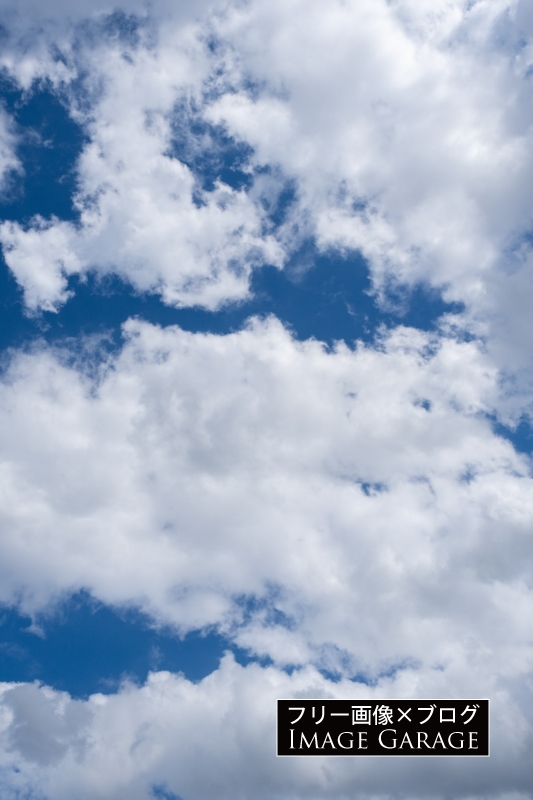 青空を覆う白い雲（縦）のフリー写真素材（無料画像）