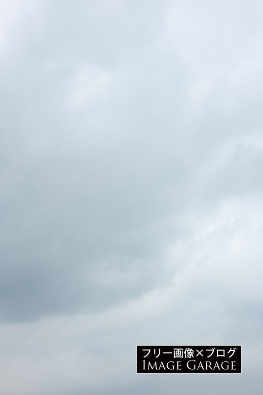 曇り空（縦）のフリー写真素材（無料画像）