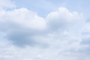 柔らかい雲のある青空