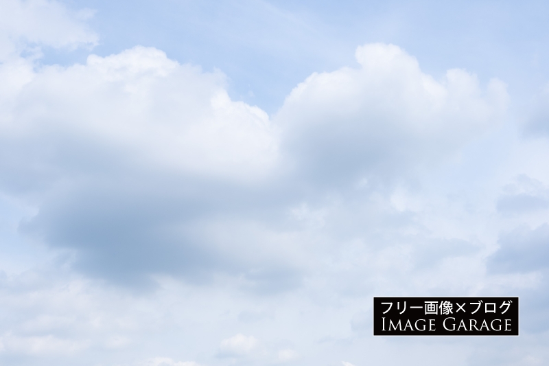 柔らかい雲のある青空のフリー写真素材（無料画像）