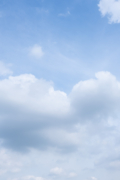 柔らかい雲のある青空（縦）