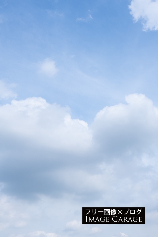 柔らかい雲のある青空（縦）のフリー写真素材（無料画像）